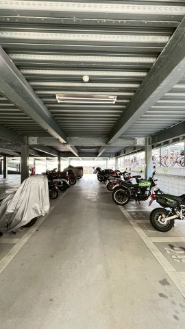 ルネヒューマンズガーデンパラディオＢ棟の駐車場|バイク置き場