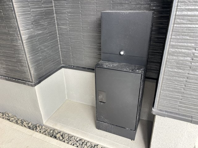 MELDIA東区筒井106②｜名古屋市の戸建ならホームアップの玄関|不在時でも荷物の受け取りが可能な宅配ボックス