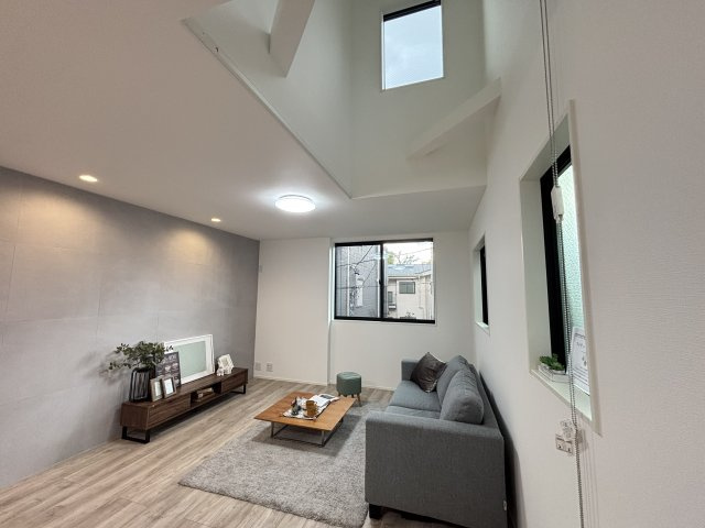 MELDIA東区筒井106②｜名古屋市の戸建ならホームアップの居間・リビング|吹抜から明るい日差しが差し込むリビング