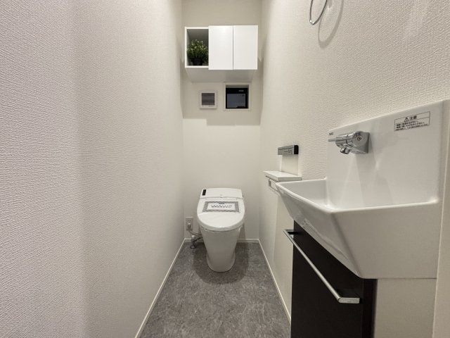 MELDIA東区筒井106②｜名古屋市の戸建ならホームアップのトイレ|2か所にトイレを完備。混み合う朝や来客時も安心の設計！