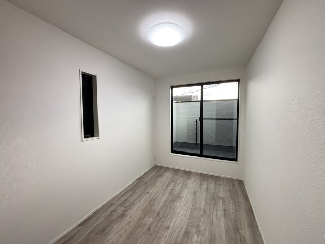 MELDIA東区筒井106②｜名古屋市の戸建ならホームアップの洋室|窓から心地よい光と風を取り込む二面採光。プライベートな時間をゆったりと過ごせる、安らぎの居室空間です。