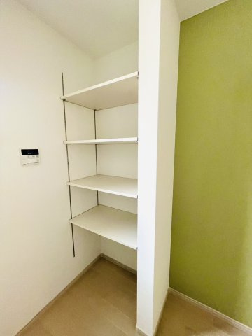 東野竹田　新築参考プランの完成予想図|【施工例】
リビングにある可動棚はお好みの高さに調節ができるので、用途に応じてご利用いただけます！