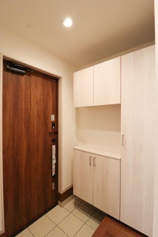 東野竹田　建築条件付土地　【新築参考プラン】の完成予想図|【施工例】
住まいの「顔」となる玄関。シューズボックスが備え付けられており、玄関周りがスッキリ片付きます。