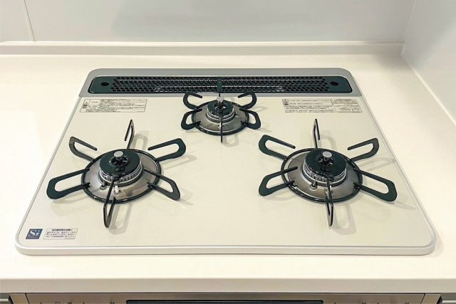 東野竹田　新築参考プランのその他|【ホーロートップ３口コンロ】
サッと拭き取りやすく耐久性に優れたホーロートップタイプのコンロ。３口コンロで同時調理が可能になり、家事効率の向上が期待できます！
