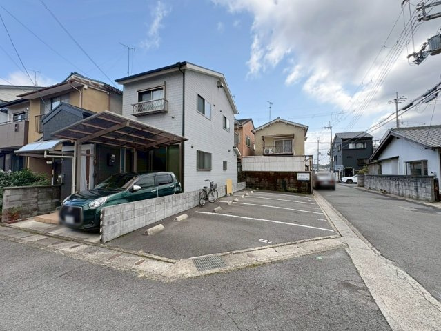 東野竹田　新築参考プランの前面道路含む現地写真|『開放感ある角地！』
＊２方向の道路に面しており、圧迫感が軽減され開放感が感じられます♪
＊間口ゆったり9.7ｍ×6.4ｍ！
＊前道6ｍ＆5ｍと見通し良好！