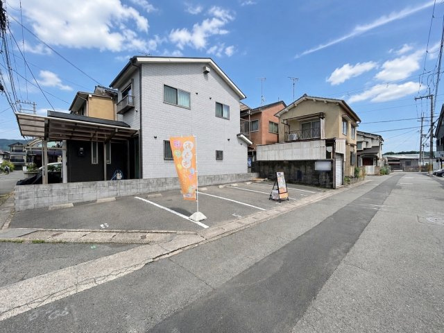 東野竹田　新築参考プランの前面道路含む現地写真|『開放感ある角地！』
＊２方向の道路に面しており、圧迫感が軽減され開放感が感じられます♪
＊間口ゆったり9.7ｍ×6.4ｍ！
＊前道6ｍ＆5ｍと見通し良好！（R8.6撮影）