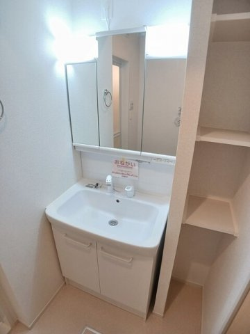 プラシード坂本Ａの洗面所|コンパクトで使いやすい洗面所