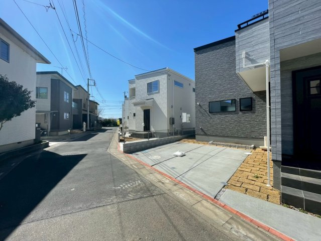 【前面道路含む現地写真】 | 鴻巣市松原9期　ピュアガーデン　新築戸建　全11棟　10号棟