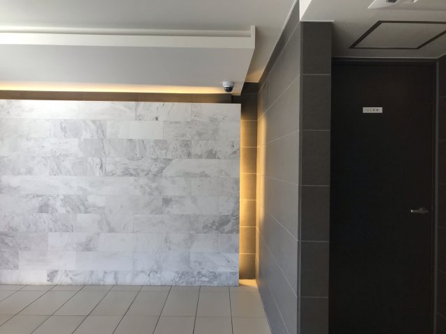 海徒歩６分！ウィル・リベール鎌倉由比ヶ浜　1階　室内リフォーム済のその他共用部分|右手ドアは屋内ゴミ置き場です。