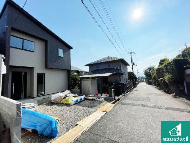 ★29(土)30(日)現地見学可能！★宇治市木幡御蔵山　全3邸の前面道路含む現地写真|周辺は閑静な住宅街！前面道路広々で車の出し入れも便利です。駐車が苦手な方でも安心して車庫入れできます！