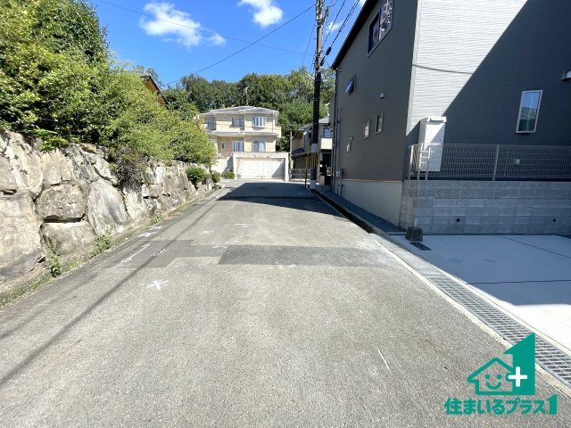 ★19(土)～23(祝)現地見学可能！★宇治市木幡御蔵山　全3邸の前面道路含む現地写真|周辺は閑静な住宅街！前面道路広々で車の出し入れも便利です。駐車が苦手な方でも安心して車庫入れできます！