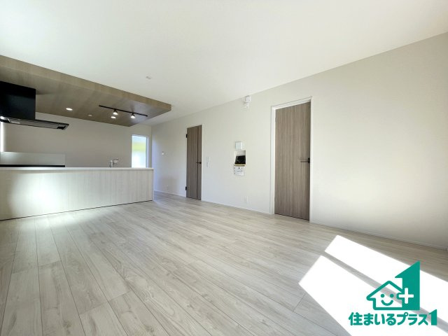 ★19(土)～23(祝)現地見学可能！★宇治市木幡御蔵山　全3邸の居間・リビング|日当たり良好の明るいリビングで朝の目覚めもスッキリできそう！対面キッチンでご家族のコミュニケーションも自然と増える設計！小さなお子様が遊ぶスペースを作っても広々とくつろげるLDK！