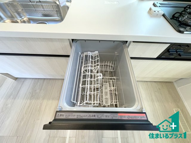 ★19(土)～23(祝)現地見学可能！★宇治市木幡御蔵山　全3邸の設備|食事後の一仕事、食器洗いをボタン一つでお任せできちゃいます！場所を取らないビルトイン式なので、お料理スペースもしっかり確保！