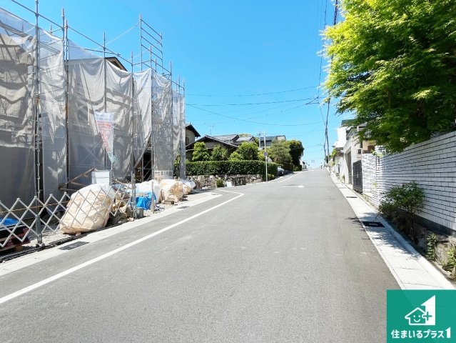 宇治市木幡御蔵山　第1期　新築一戸建ての前面道路含む現地写真|周辺は落ち着いた街並みの住宅地！子育てがしやすい住環境です！まだ未完成ですが、現地でしかわからない事もございます。是非一度ご覧ください。
