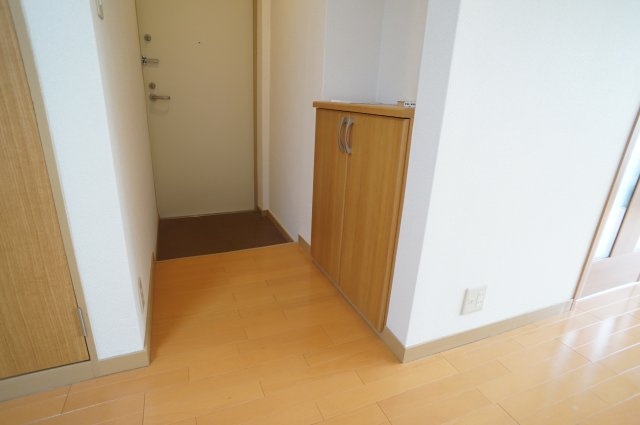 ハイツ77の玄関