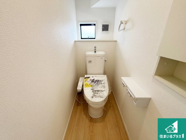 和歌山市北出島　第1期　新築一戸建てのトイレ|1・2階の2ヶ所にあるので、朝の忙しい時間の順番待ちもなく、深夜の利用にも大変便利です。
