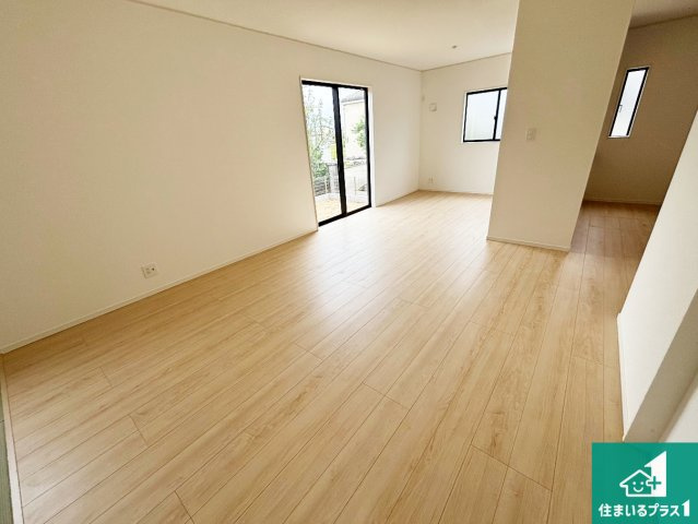 和歌山市北出島　第1期　新築一戸建ての居間・リビング|シンプルなリビングは、観葉植物等のインテリアを楽しめますね！パパ好みにも、ママ好みにも家具次第で雰囲気を変えることができます！
