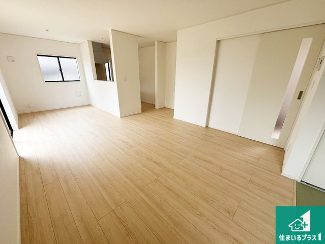 和歌山市北出島　第1期　新築一戸建ての居間・リビング|太陽の光が差し込むとっても明るいリビング！思わず微笑みたくなる居心地の良さ。家族団らんの時間も増えそうなくつろぎのＬＤＫで、住む人のこだわりを活かすゆとりある空間♪