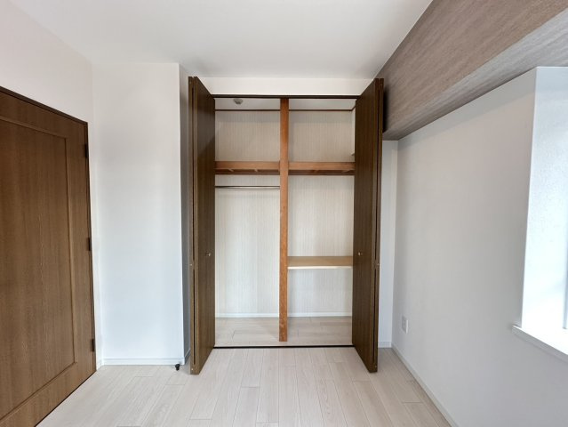 ◆７階三方角住戸につき陽当たり・通風・眺望良好◆全居室窓あり◆ヴェルドミール栗東の洋室|洋室クローゼット