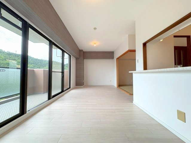 ◆７階三方角住戸につき陽当たり・通風・眺望良好◆全居室窓あり◆ヴェルドミール栗東の居間・リビング|リビング