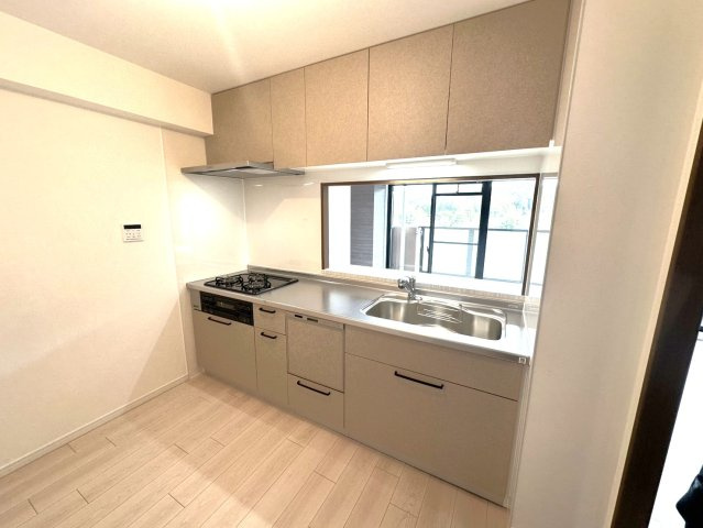 ◆７階三方角住戸につき陽当たり・通風・眺望良好◆全居室窓あり◆ヴェルドミール栗東のキッチン|食器洗浄乾燥機