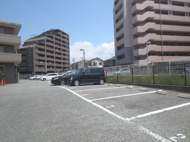 福岡市東区土井２丁目の賃貸マンションの駐車場