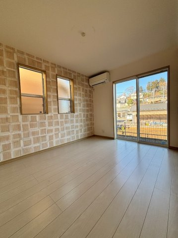 長房町　中古戸建の洋室|1F北側洋室、やわらかな光が広がる、落ち着いた雰囲気の一部屋です。