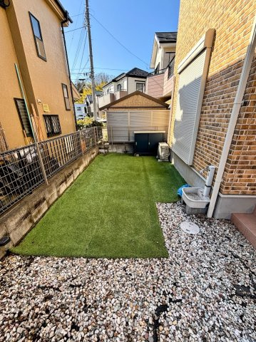 長房町　中古戸建の庭|南向きの庭は一日を通して明るく、子どもの遊び場やペットのスペースとしても使いやすい環境です。
