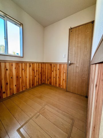 長房町　中古戸建の収納|パントリー付きで、キッチンまわりをいつも整えやすい便利なスペースです。