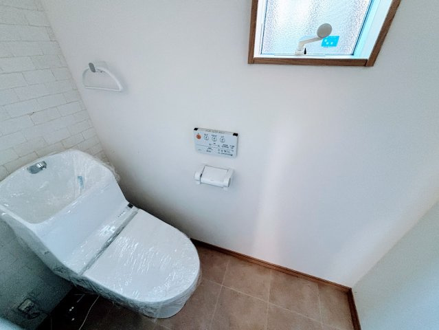 長房町　中古戸建のトイレ|温水洗浄便座（ウォシュレット）付きのトイレで、毎日を快適に過ごせます。