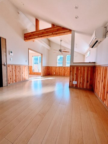 長房町　中古戸建の居間・リビング|木の梁がアクセントとなり、自然光と調和した温もりあるLDKを演出しています。