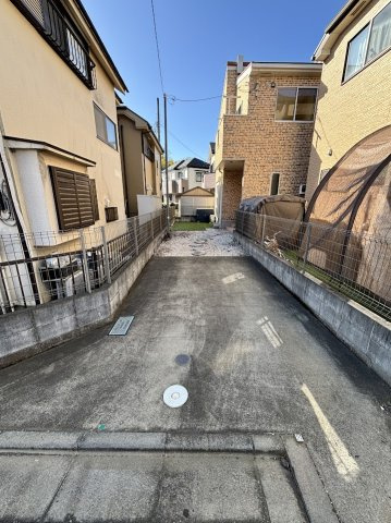 長房町　中古戸建の前面道路含む現地写真|縦列2台駐車可能です。(車種による)