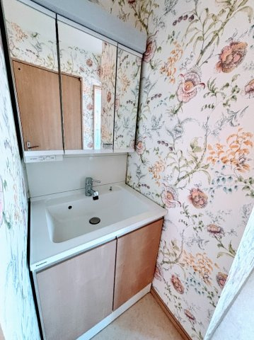 長房町　中古戸建の独立洗面台|すっきりとしたフォルムの洗面台が、洗面室をスタイリッシュに演出します。