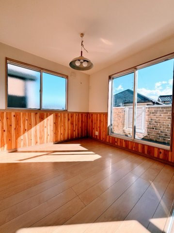 長房町　中古戸建の洋室|2階洋室、リビングとつながる洋室は、光が届きやすく、開放感のある使い勝手の良い一部屋です。