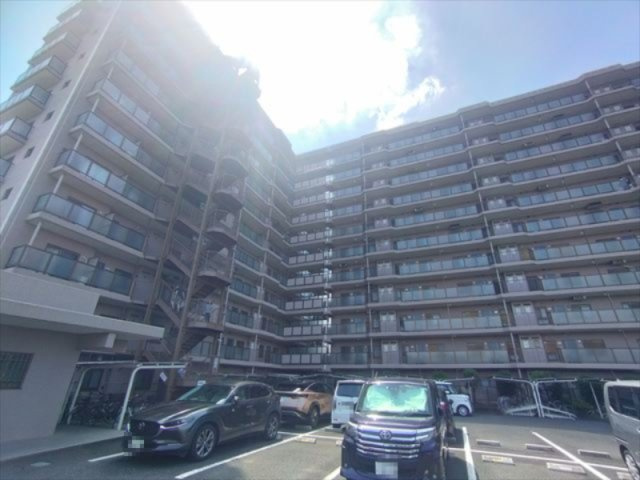 【外観】 | コスモ狭山ロイヤルステージ | 小学校徒歩１分で小さなお子様の登下校も安心です