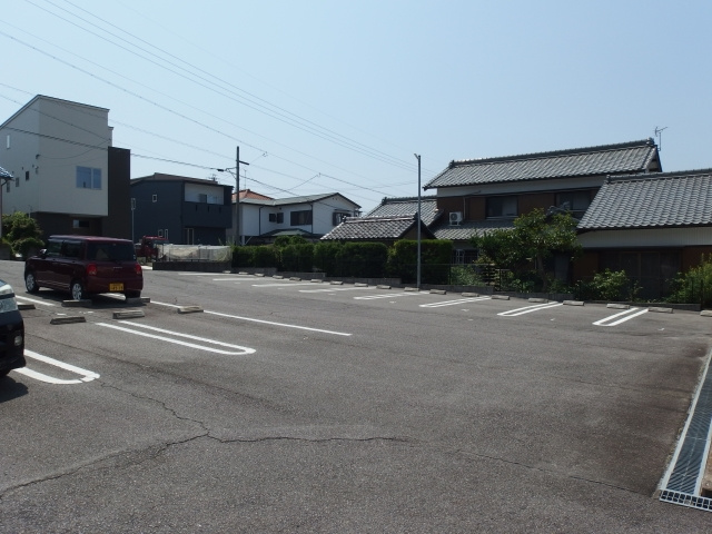 グランディール羽根の駐車場