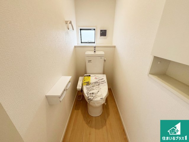 和歌山市北出島　第1期　新築一戸建てのトイレ|1・2階の2ヶ所にあるので、朝の忙しい時間の順番待ちもなく、深夜の利用にも大変便利です。
