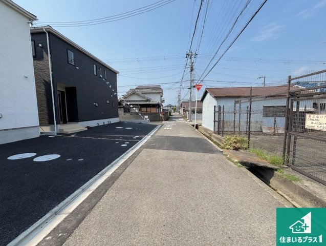 和歌山市北出島　第1期　新築一戸建ての前面道路含む現地写真|周辺は閑静な住宅街！前面道路広々で車の出し入れも便利です。駐車が苦手な方でも安心して車庫入れできます！