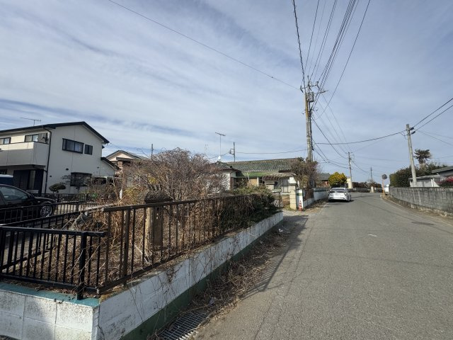 -三丁目不動産-深谷市岡部　売土地の前面道路含む現地写真