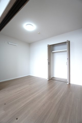 【洋室】 | ナタリーマリナタウンイーストブリッジ壱番館 | 【洋室約5.3帖】
将来、家族構成が変わった時等、第2子供部屋としても活用できそうですね！
勿論、エアコンの先行配管もしてあるので、壁付けのエアコン設置OKです！
快適な居室環境で過ごせそうです！