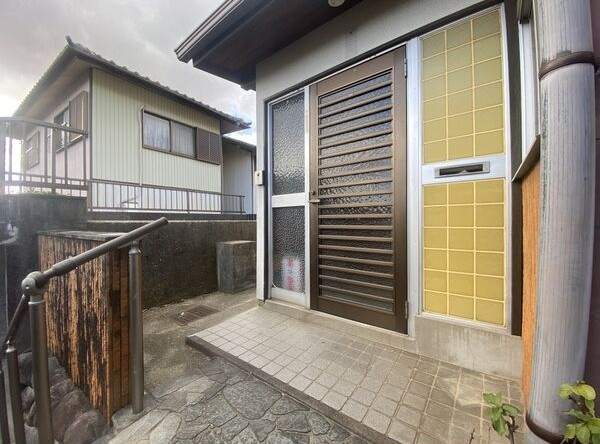瀬戸市山手町戸建のエントランス
