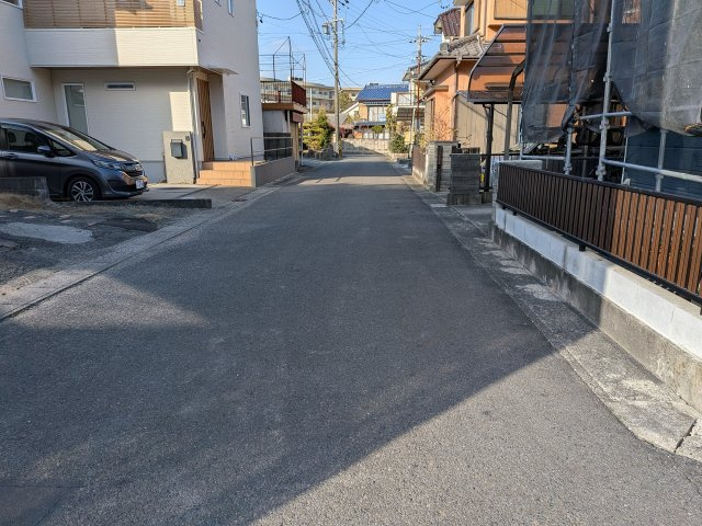 リナージュ武豊町梨子ノ木01期　1号棟の前面道路含む現地写真|●○前面道路○●