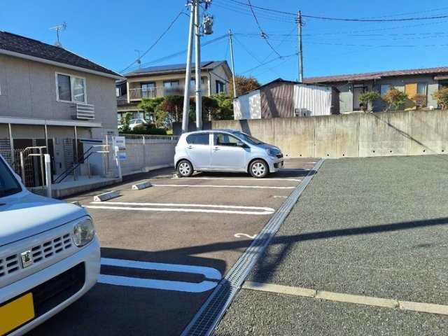 コリーヌ・ドゥの駐車場