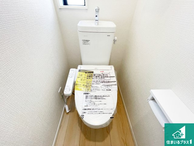 1(土)2(日)現地説明会　天理市杉本町　全4邸のトイレ|1・2階の2ヶ所にあるので、朝の忙しい時間の順番待ちもなく、深夜の利用にも大変便利です。