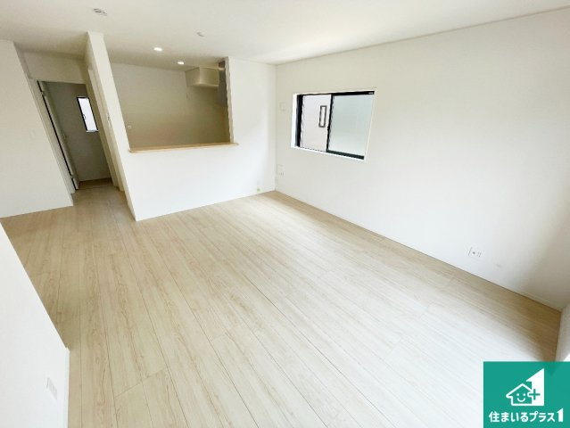 1(土)2(日)現地説明会　天理市杉本町　全4邸の居間・リビング|日当たり良好の明るいリビングで朝の目覚めもスッキリできそう！対面キッチンでご家族のコミュニケーションも自然と増える設計！小さなお子様が遊ぶスペースを作っても広々とくつろげるLDK！