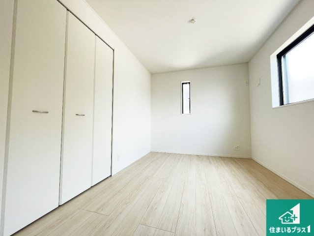 1(土)2(日)現地説明会　天理市杉本町　全4邸の洋室|シンプルな洋室は、自分好みのインテリアが楽しめます♪ご家族とインテリアや家具を選びに行くのは新築購入時の醍醐味の一つです。ぜひお楽しみください♪