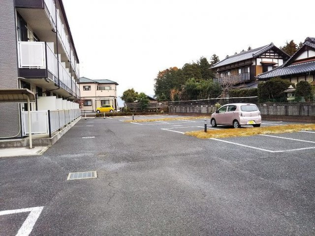 レオパレスアイステイつくばの駐車場