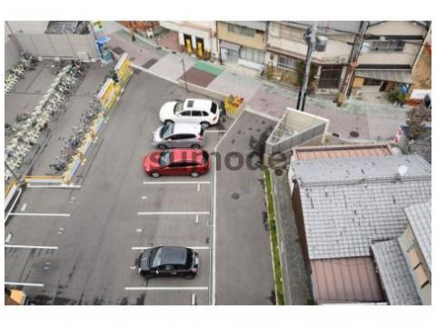 ラフィーエ高槻の駐車場