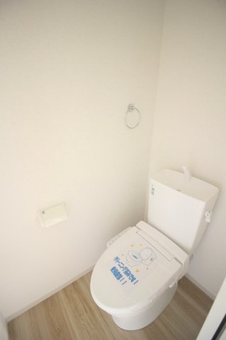 小山市城東1丁目　10期のトイレ|1階トイレは来客時にも使いやすい配置！清潔感のある明るい空間で、毎日気持ちよくお使いいただけます。