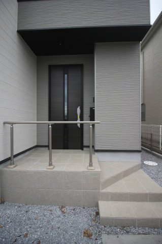 小山市城東1丁目　10期の玄関|ゆとりのある玄関ポーチで雨の日の出入りもスムーズ！落ち着いたデザインの玄関ドアが住まいの印象を引き立てます。